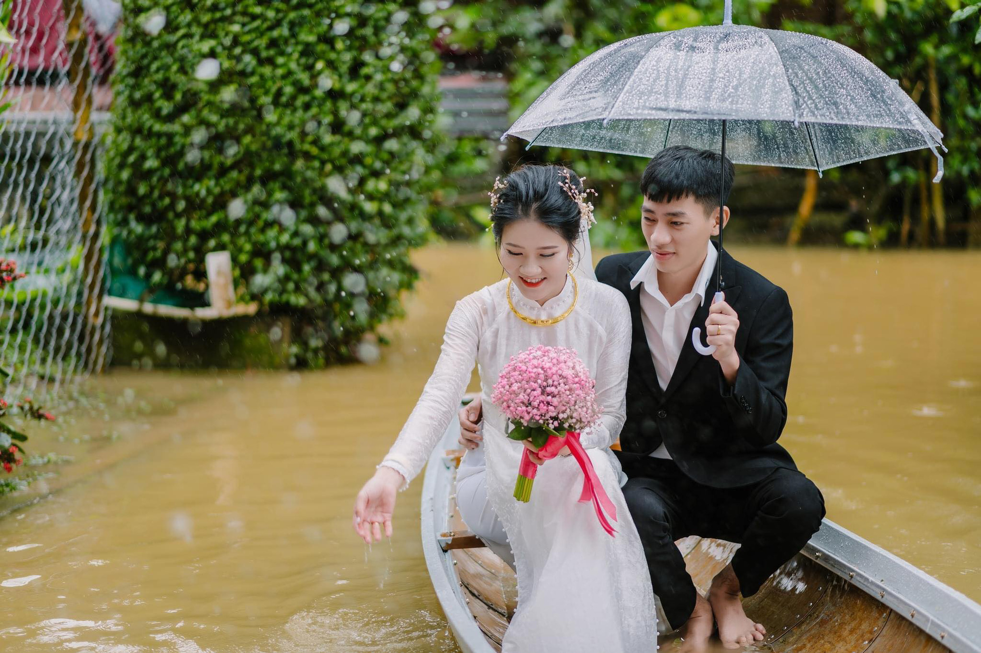 Cảnh tượng hiếm hoi trong lễ đính hôn giữa tháng 4 của cô dâu chú rể Quảng Trị - Ảnh 4.