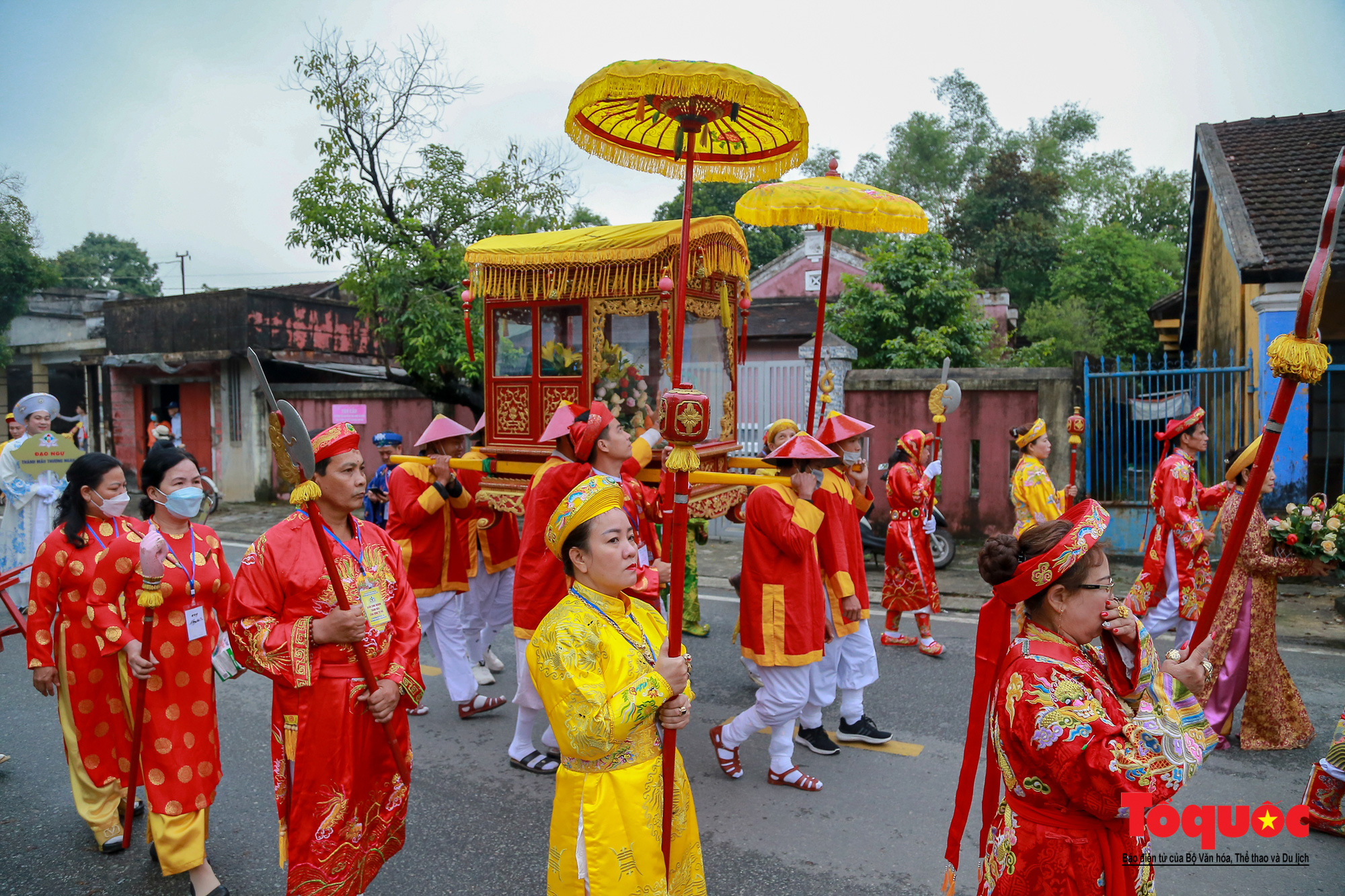 Đường phố Huế rực rỡ sắc màu trong Lễ hội Điện Huệ Nam - Ảnh 9.