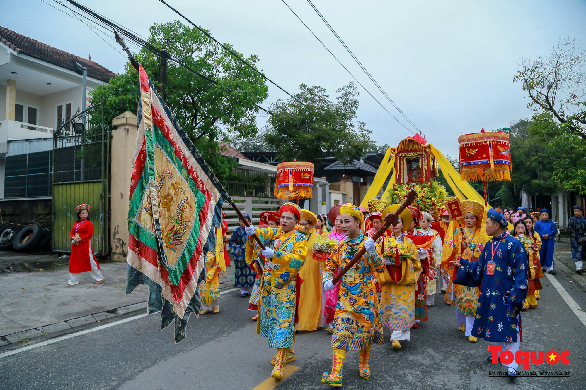 Đường phố Huế rực rỡ sắc màu trong Lễ hội Điện Huệ Nam - Ảnh 1.