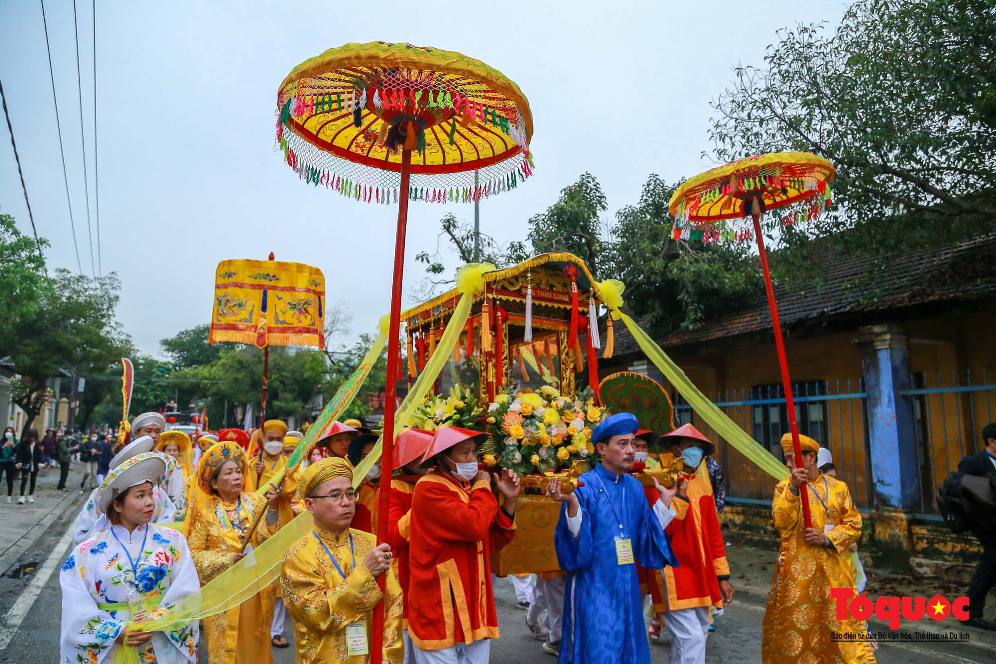 Đường phố Huế rực rỡ sắc màu trong Lễ hội Điện Huệ Nam - Ảnh 2.