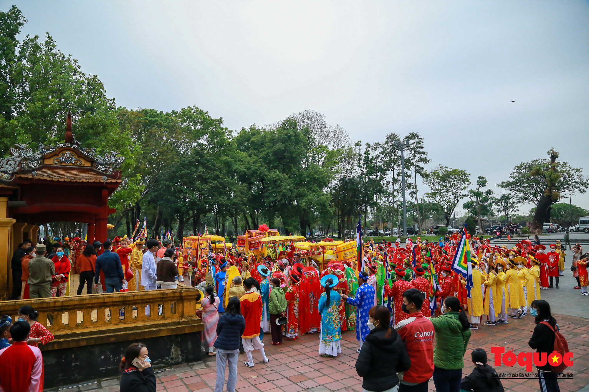 Đường phố Huế rực rỡ sắc màu trong Lễ hội Điện Huệ Nam - Ảnh 18.