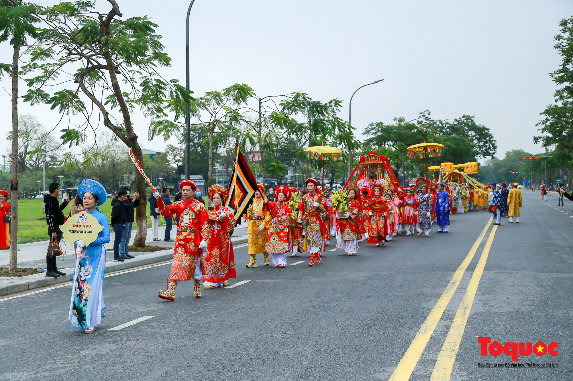 Đường phố Huế rực rỡ sắc màu trong Lễ hội Điện Huệ Nam - Ảnh 14.