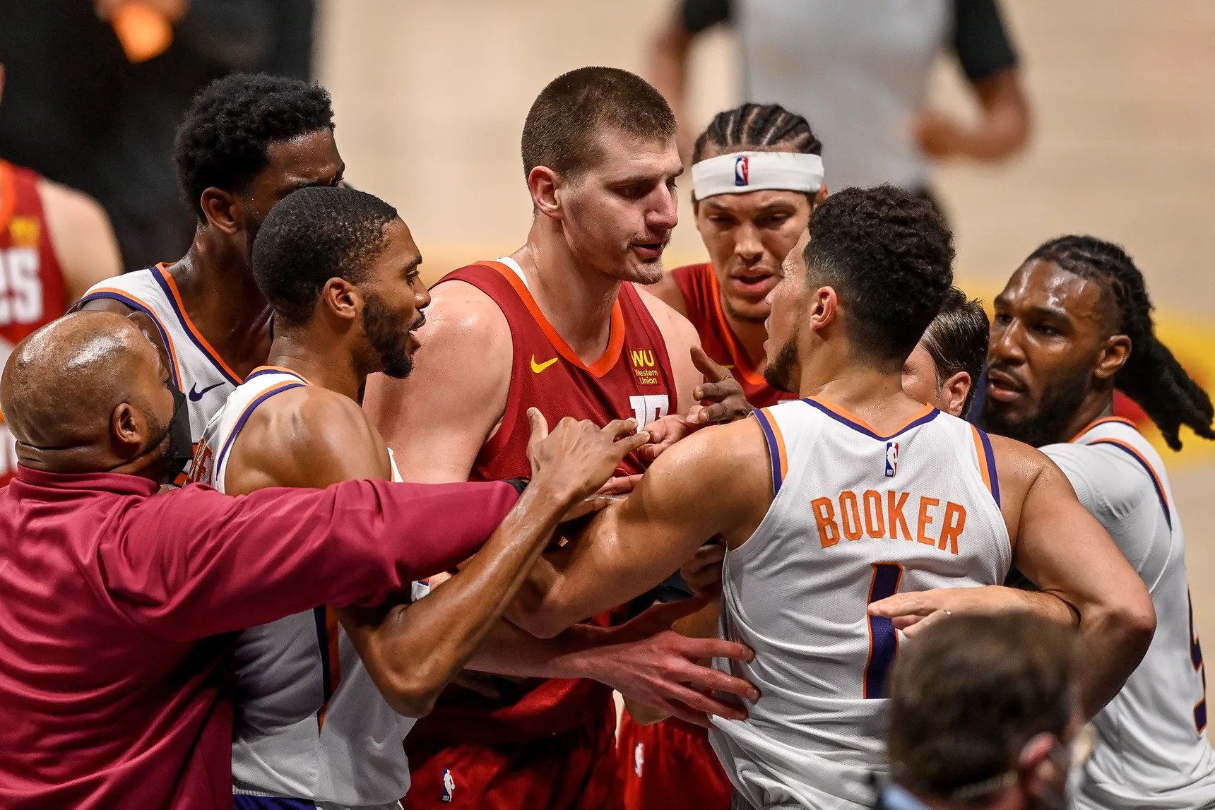 Devin Booker thực chất cũng là một “thánh” trash talk - Ảnh 1.