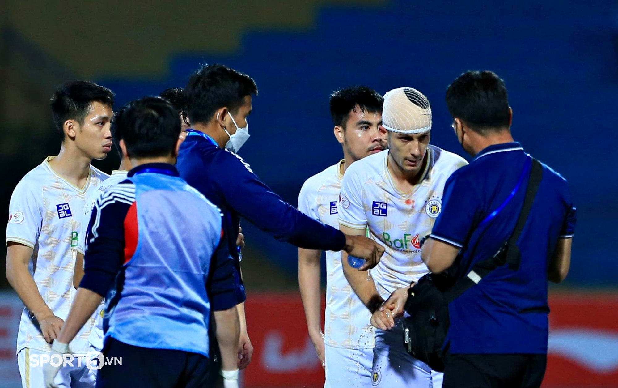 Ngoại binh Hà Nội FC chảy máu, Văn Quyết nhanh tay sơ cứu - Ảnh 4.