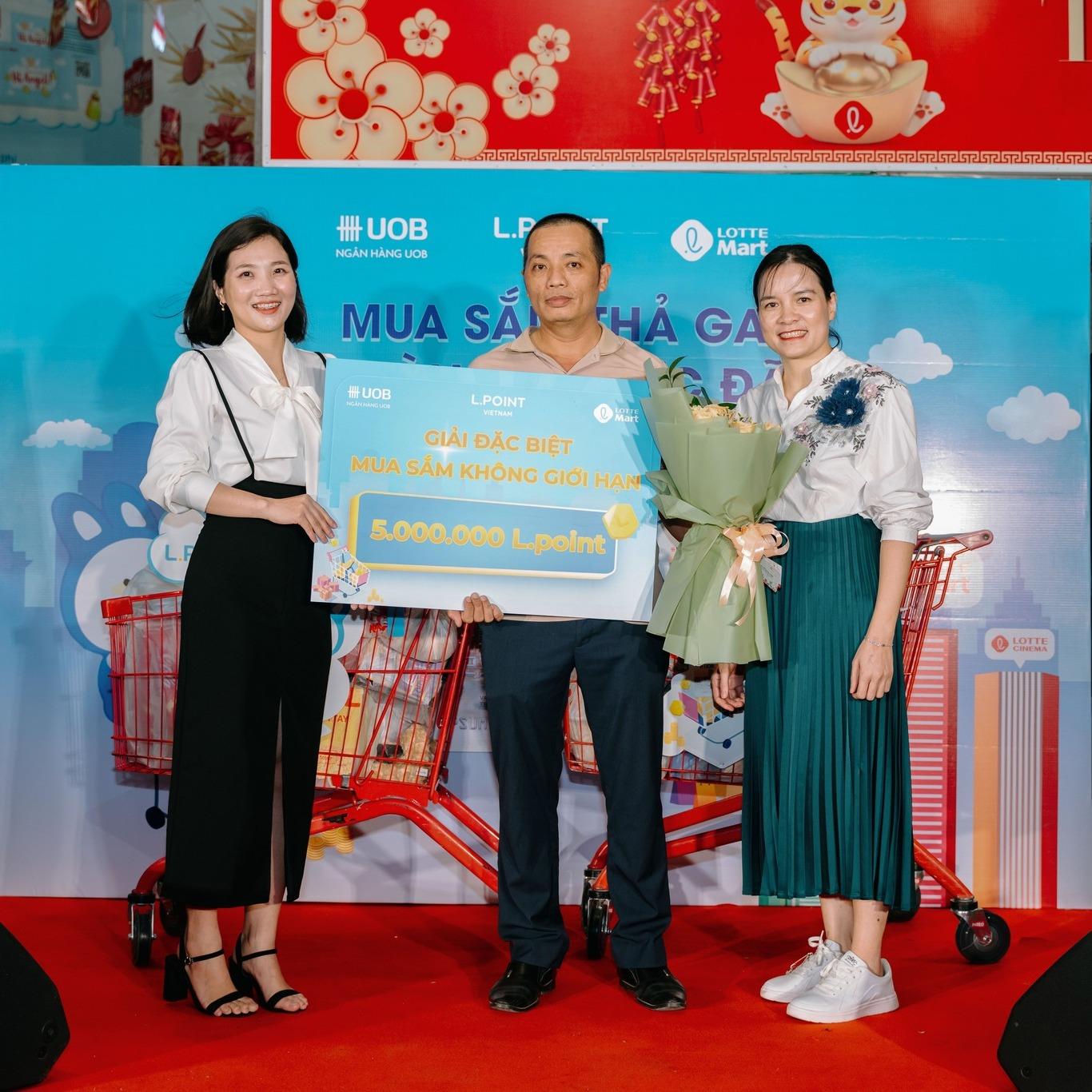 Mua sắm thả ga, hoàn tiền cực đã với ưu đãi lớn cho chủ thẻ UOB-L.POINT - Ảnh 1.
