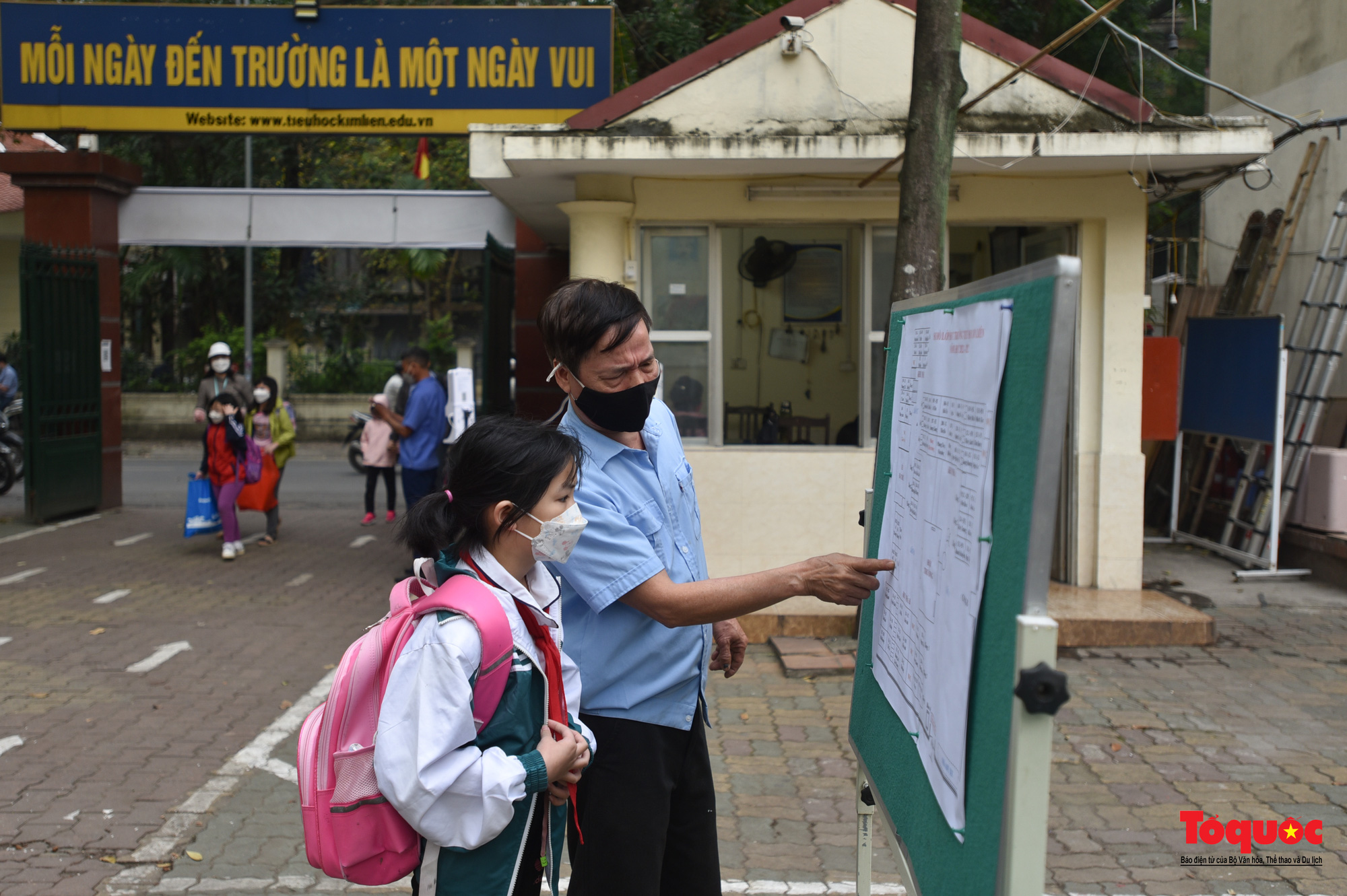 Tràn ngập niềm vui ngày học sinh cấp 1 Hà Nội trong ngày đầu đi học trở lại - Ảnh 12.