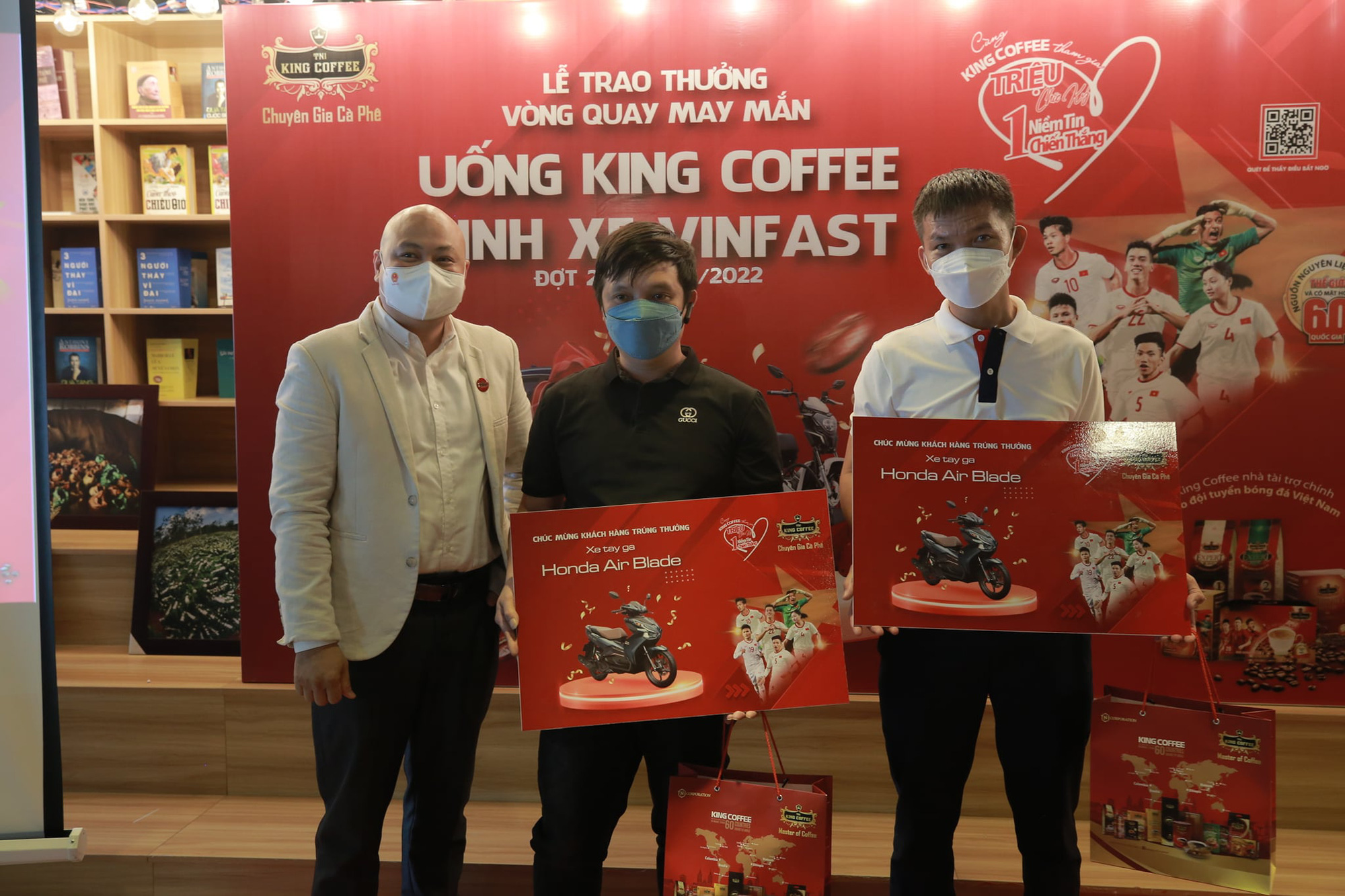 Khuyến mãi khủng của King Coffee “Triệu chữ ký – Một niềm tin chiến thắng”: dồn dập giải thưởng được trao - Ảnh 2.