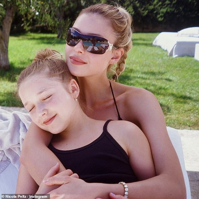Con gái út của Victoria Beckham chung khung hình với chị dâu: Style chẳng hề lép vế, nhan sắc lại càng không - Ảnh 7.