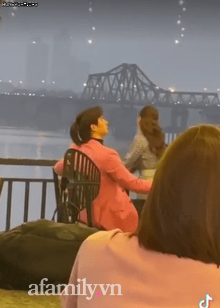 Anh có phải đàn ông không: Lộ clip Nhan Phúc Vinh - Đan Lê đi nhà hàng view cầu Long Biên siêu đẹp, netizen thi nhau đẩy thuyền - Ảnh 2.