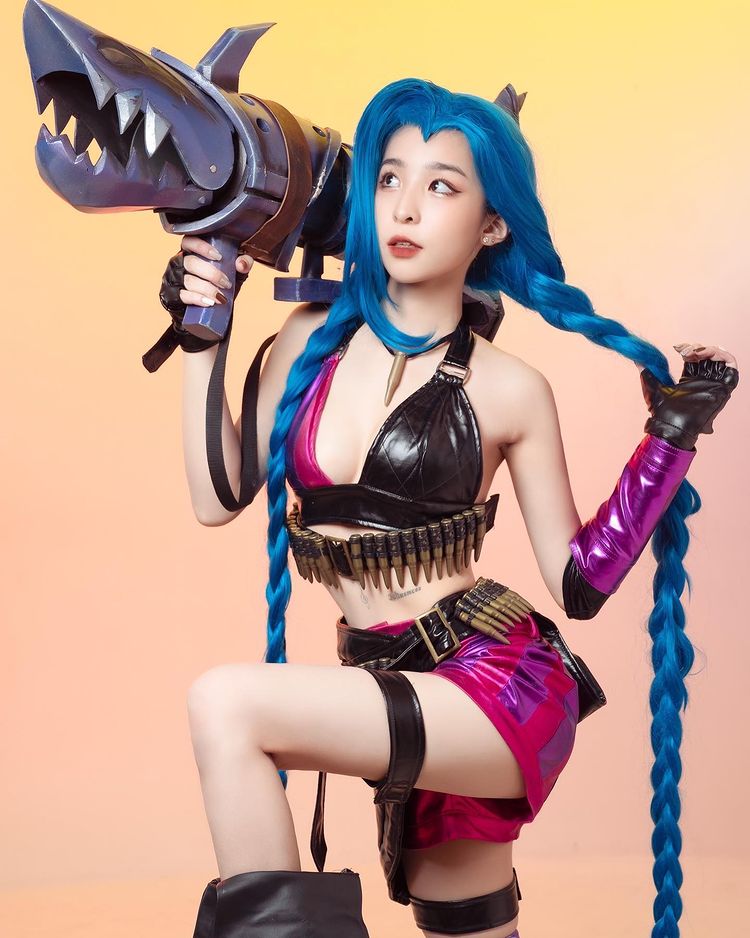 Hot Tiktoker  bất ngờ quay xe với màn cosplay Jinx nóng bỏng, đúng độ xuân thì nguyên album ảnh cái nào cũng nuột nà, tinh khôi - Ảnh 2.