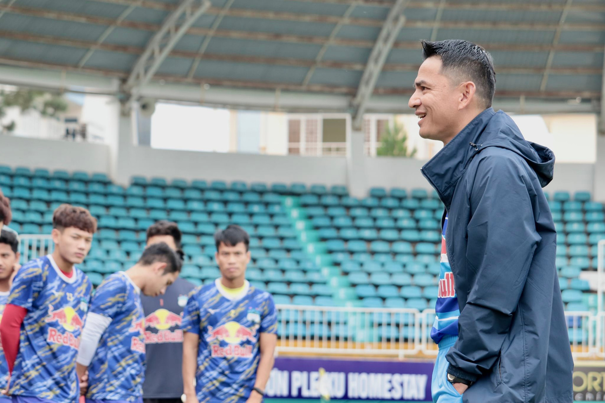 Bất chấp khởi đầu tệ hại, HLV Kiatisuk vẫn tự tin vô địch V.League 2022 cùng HAGL  - Ảnh 1.