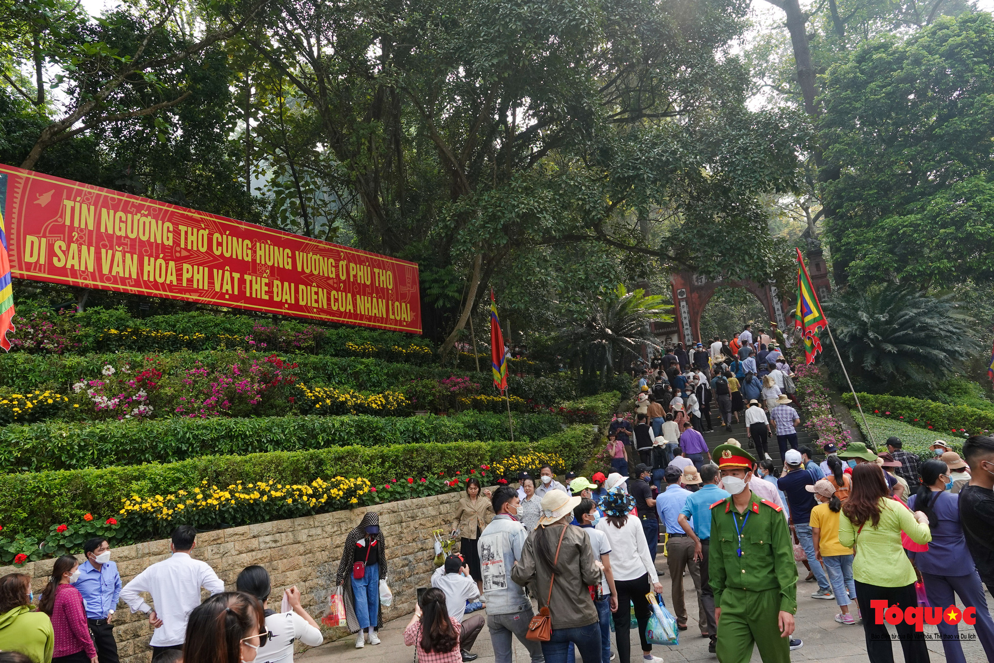 Phú Thọ: Hàng vạn người đổ về khu di tích lịch sử Đền Hùng trước ngày giỗ Tổ - Ảnh 1.