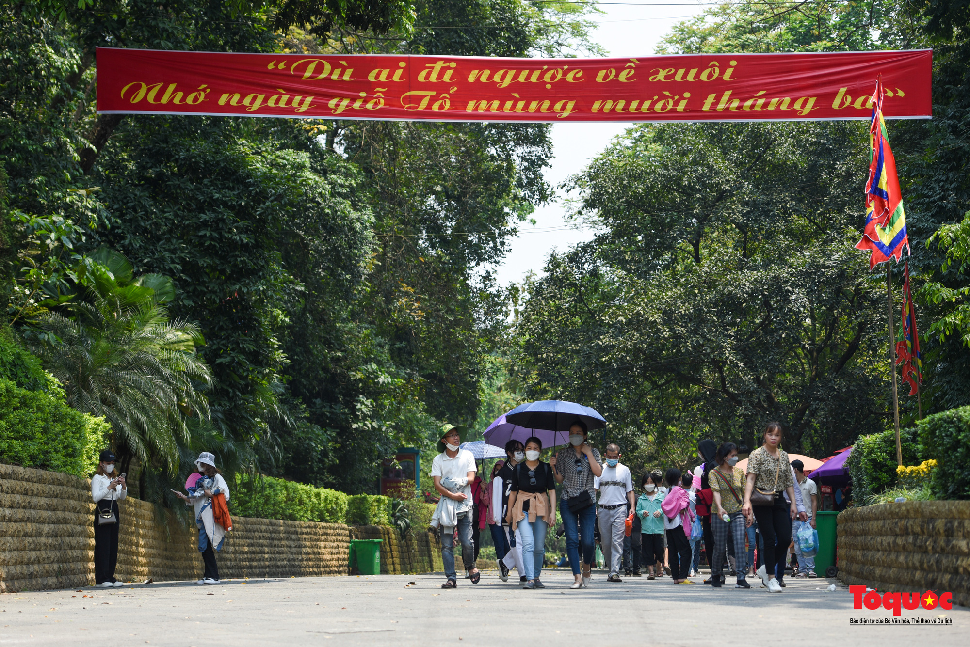 Phú Thọ: Hàng vạn người đổ về khu di tích lịch sử Đền Hùng trước ngày giỗ Tổ - Ảnh 15.