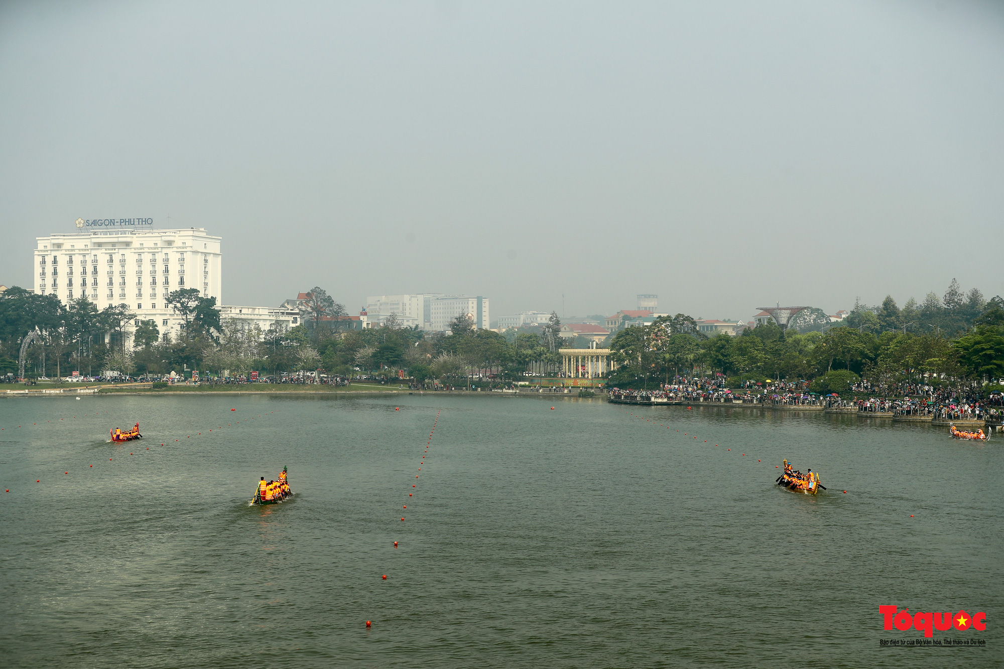 Sôi nổi cuộc đua Bơi chải thành phố Việt Trì - Ảnh 2.