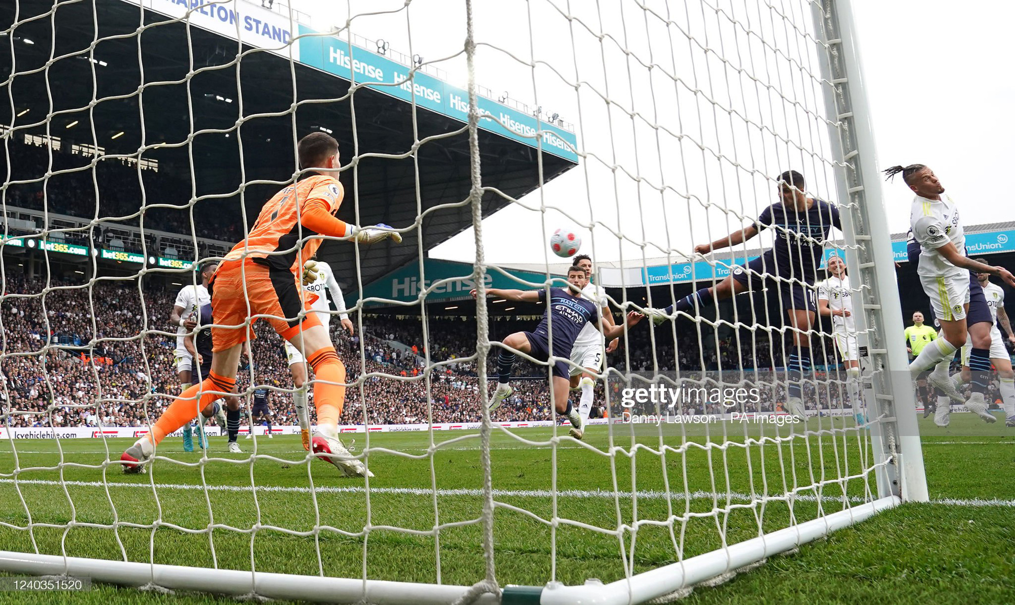 Man City đoạt lại ngôi đầu từ tay Liverpool sau trận thắng hủy diệt trên sân khách - Ảnh 2. Man City đoạt lại ngôi đầu từ tay Liverpool sau trận thắng hủy diệt trên sân khách - Ảnh 2.