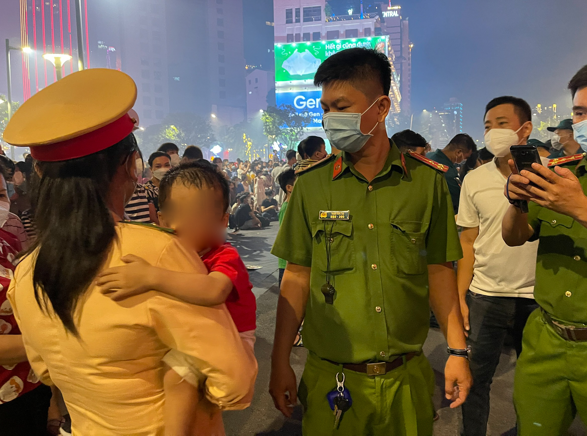 TP.HCM: Cha mẹ khóc nghẹn khi nhận lại con trai đi lạc trong đêm pháo hoa 30/4 - Ảnh 1.