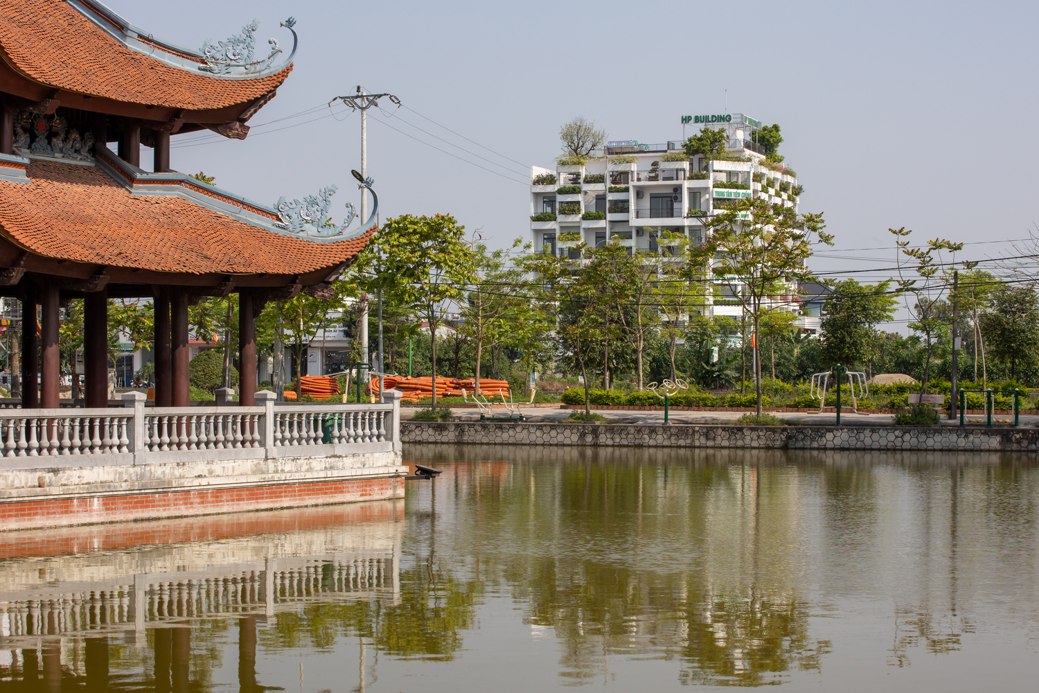 Bắc Ninh: Mãn nhãn với tòa nhà nằm ở phía Tây nhưng lúc nào cũng xanh mát - Ảnh 2.