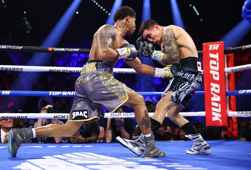 Shakur Stevenson áp đảo Oscar Valdez, thống nhất thành công 3 đai vô địch thế giới - Ảnh 1.