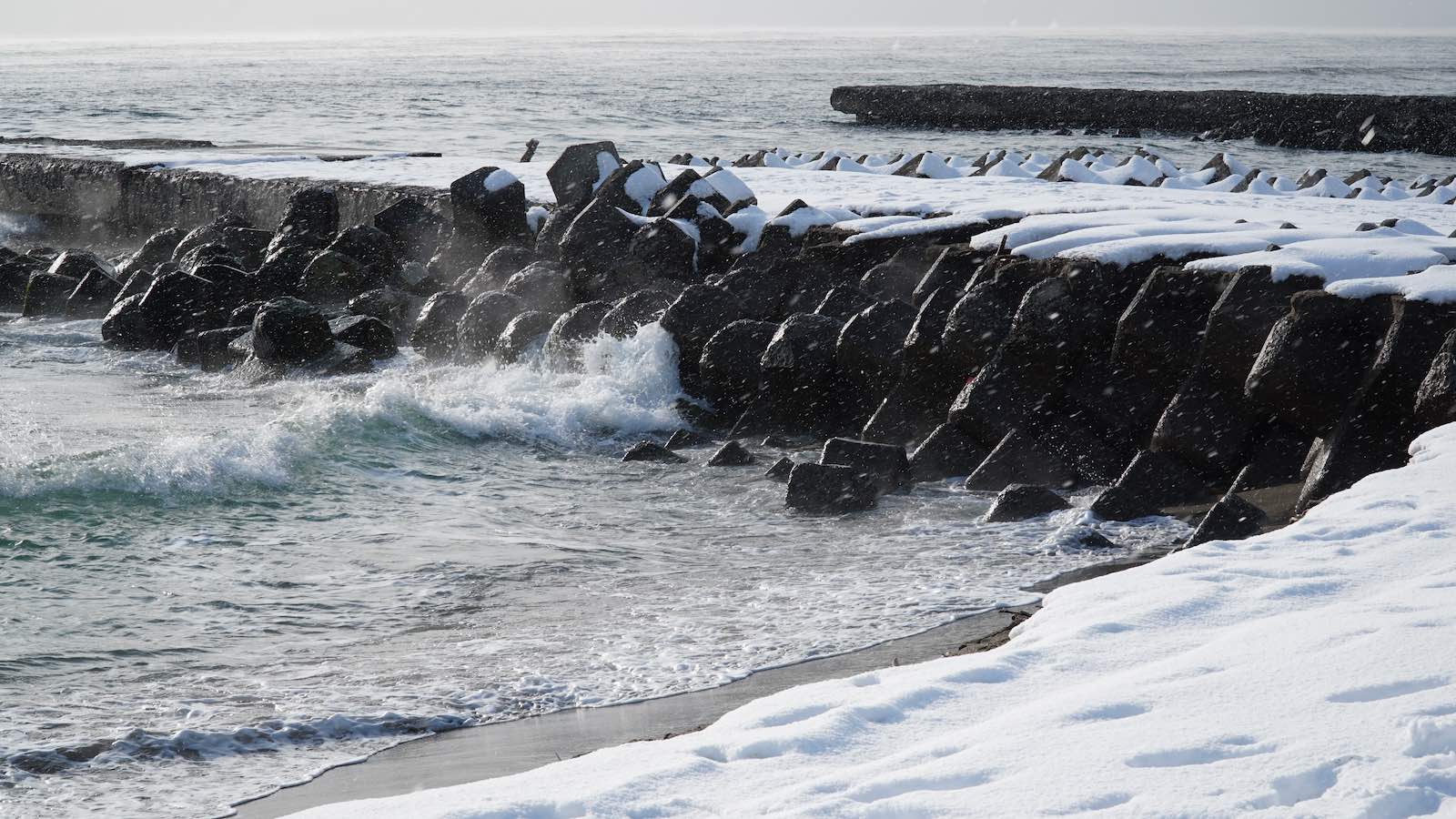 Thì ra đây là &quot;xứ sở mùa đông&quot; Hokkaido, nơi tuyết trắng gặp biển xanh: Chỉ nhìn ảnh đã thấy đẹp tới choáng ngợp - Ảnh 11.