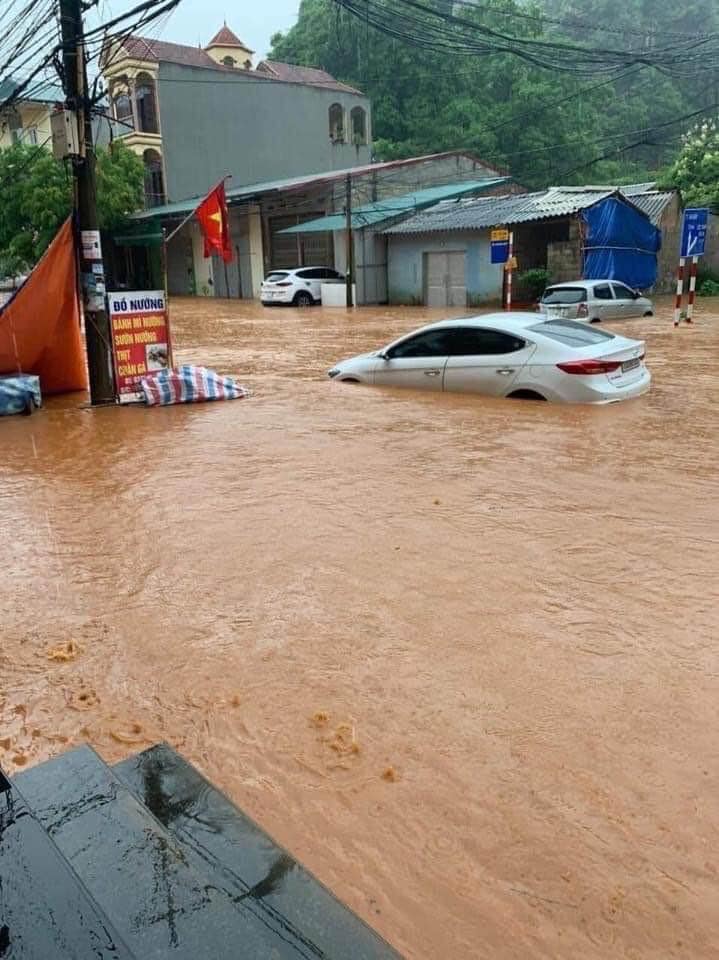 Lũ cuồn cuộn quét qua khu dân cư ở Lạng Sơn, mưa giông tiếp tục hoành hành miền Bắc trong những ngày tới  - Ảnh 8.