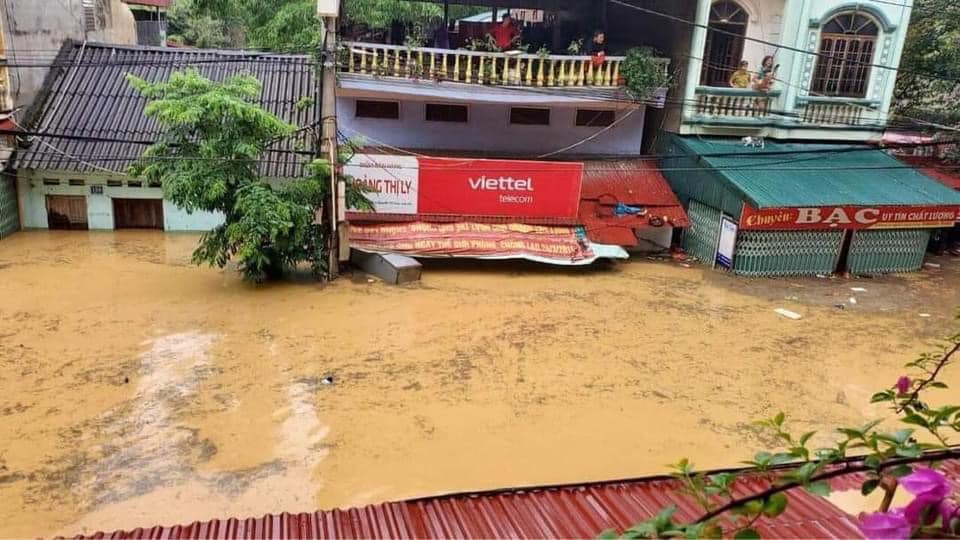 Lũ cuồn cuộn quét qua khu dân cư ở Lạng Sơn, mưa giông tiếp tục hoành hành miền Bắc trong những ngày tới  - Ảnh 4.