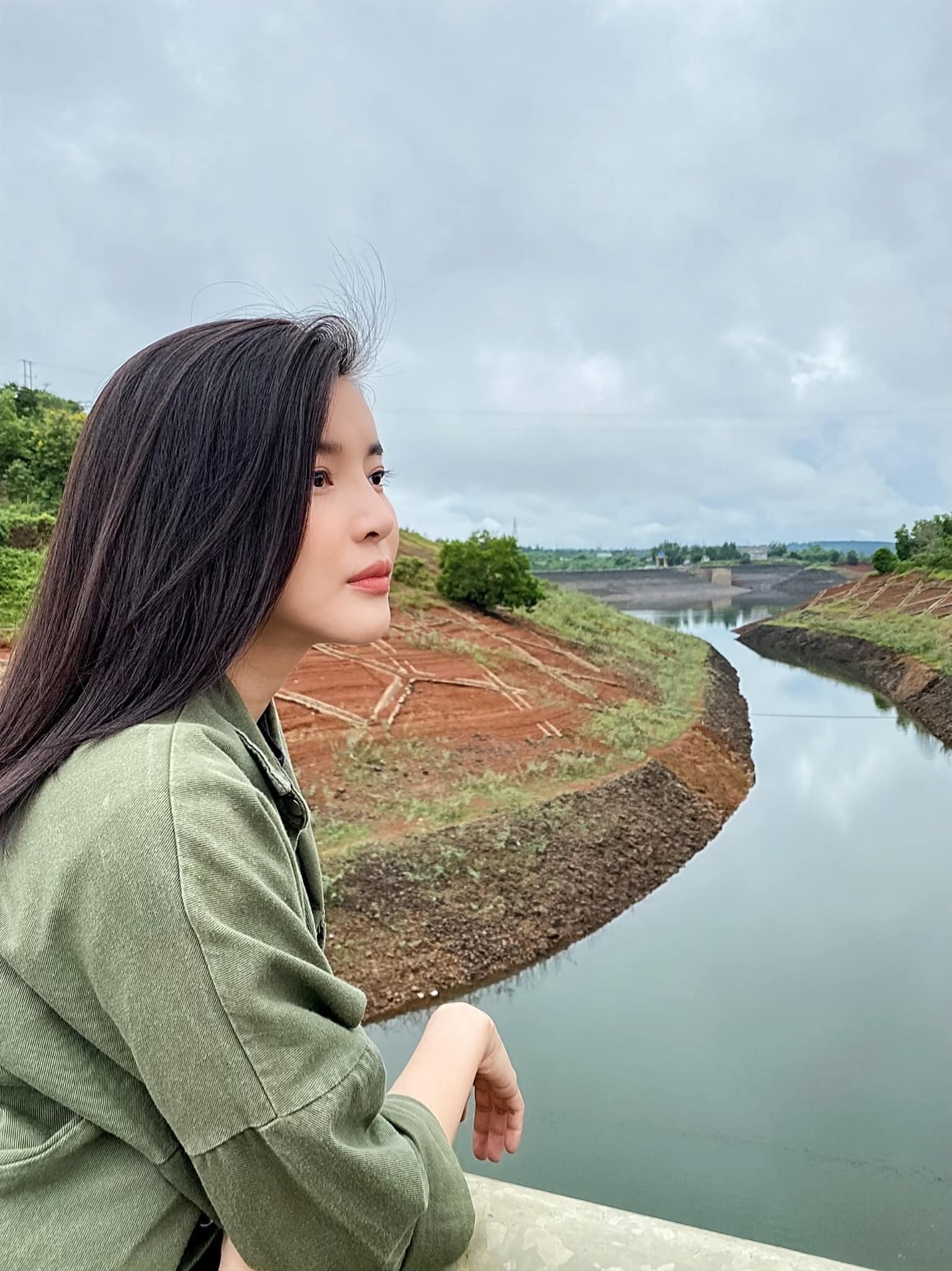 Bão ngầm: Cao Thái Hà &quot;xinh xỉu&quot; ở hậu trường, bảo sao chả có &quot;đại chiến tình yêu&quot; cực căng - Ảnh 3.