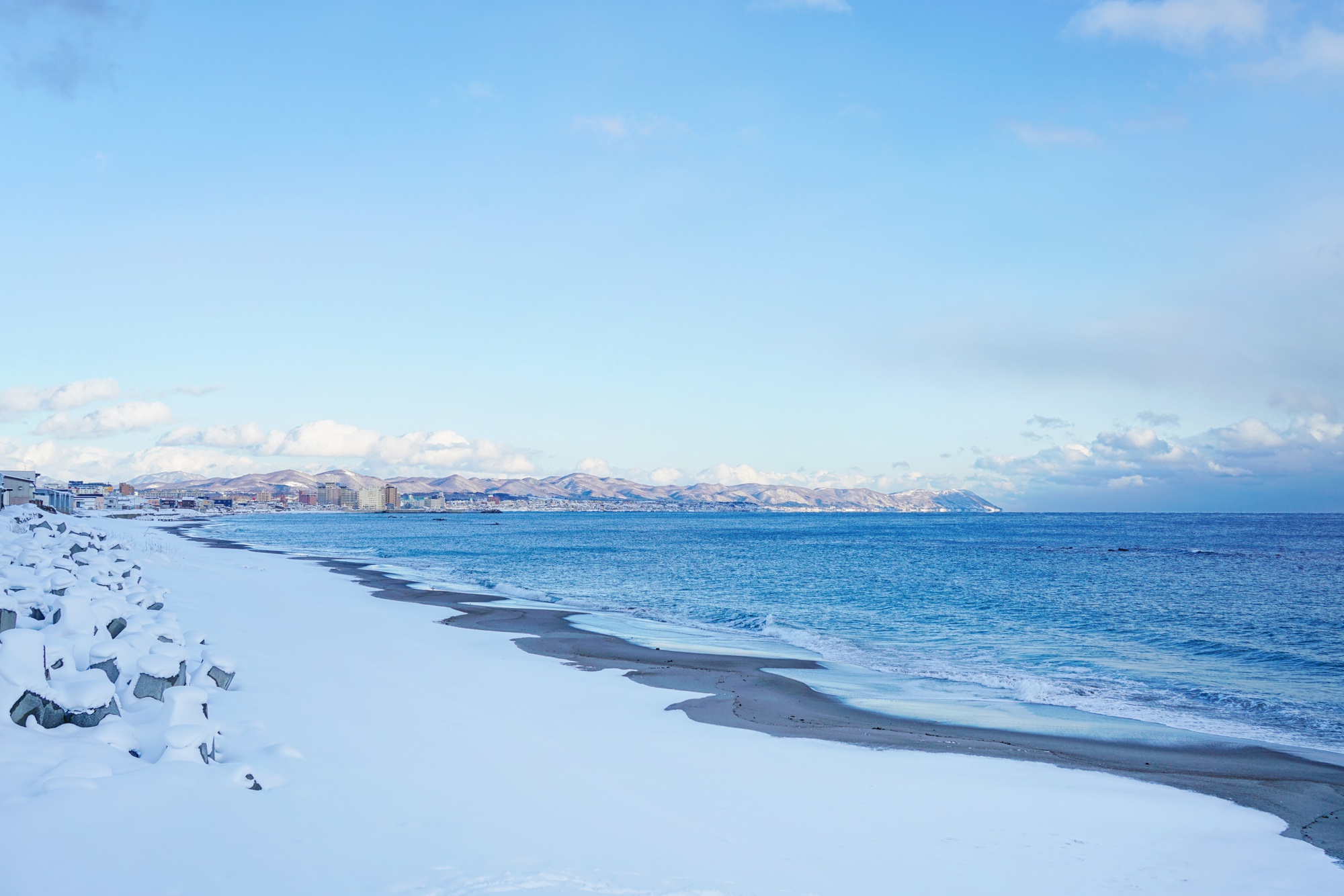 Thì ra đây là &quot;xứ sở mùa đông&quot; Hokkaido, nơi tuyết trắng gặp biển xanh: Chỉ nhìn ảnh đã thấy đẹp tới choáng ngợp - Ảnh 10.