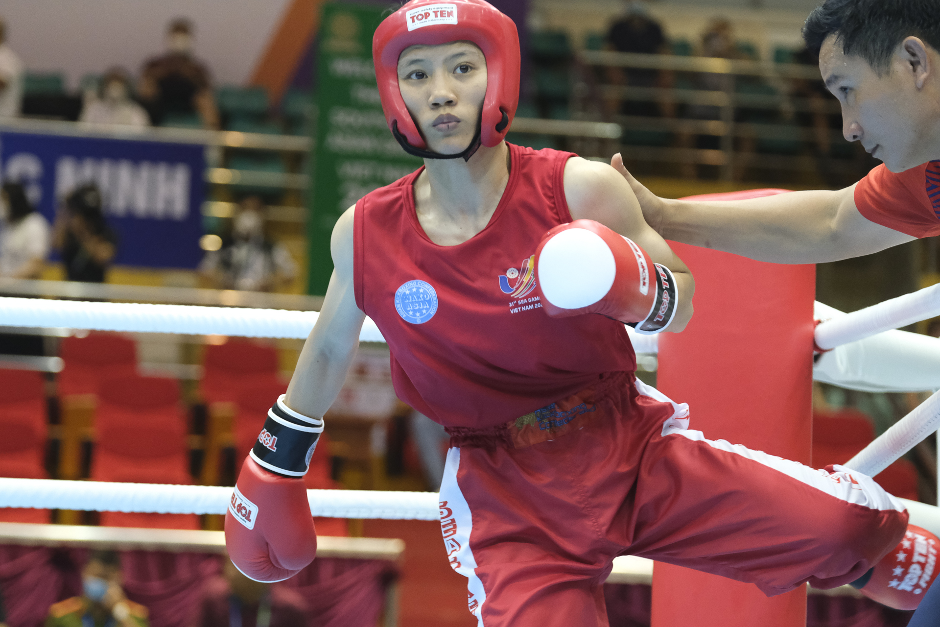 Nguyễn Thị Hằng Nga chạm 1 tay vào HCV kickboxing SEA Games 31 - Ảnh 1.