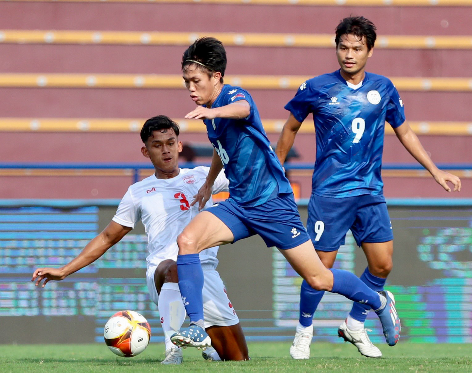 HLV Park Hang-seo đứng suốt trận xem U23 Myanmar thắng ngược U23 Philippines - Ảnh 1.