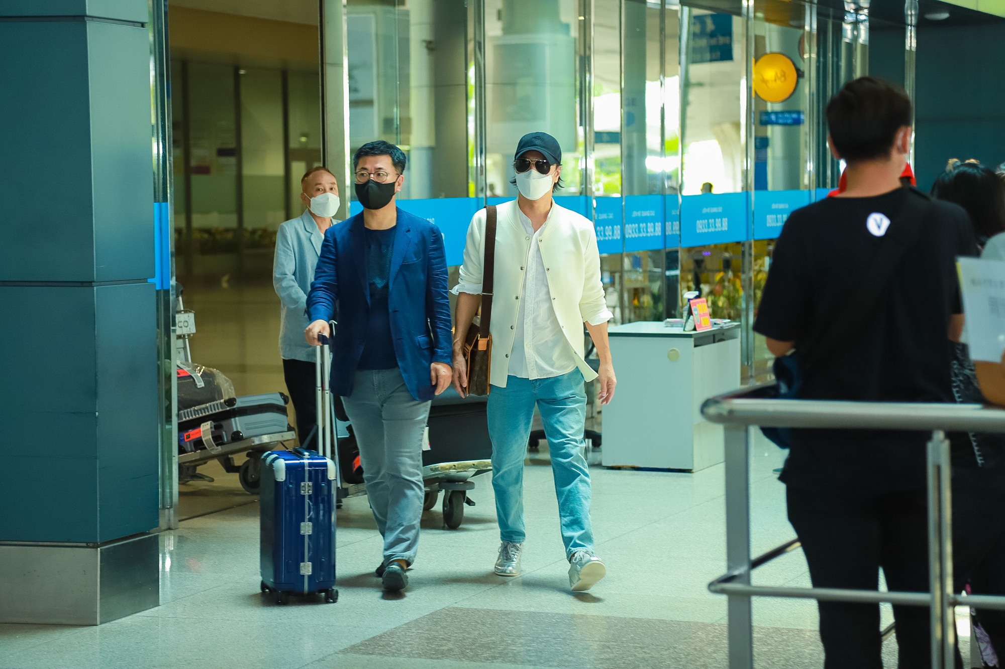 HOT: Tài tử &quot;Giày thủy tinh&quot; Han Jae Suk đã đến Việt Nam, nắm chặt tay Lý Nhã Kỳ ở sân bay - Ảnh 2.
