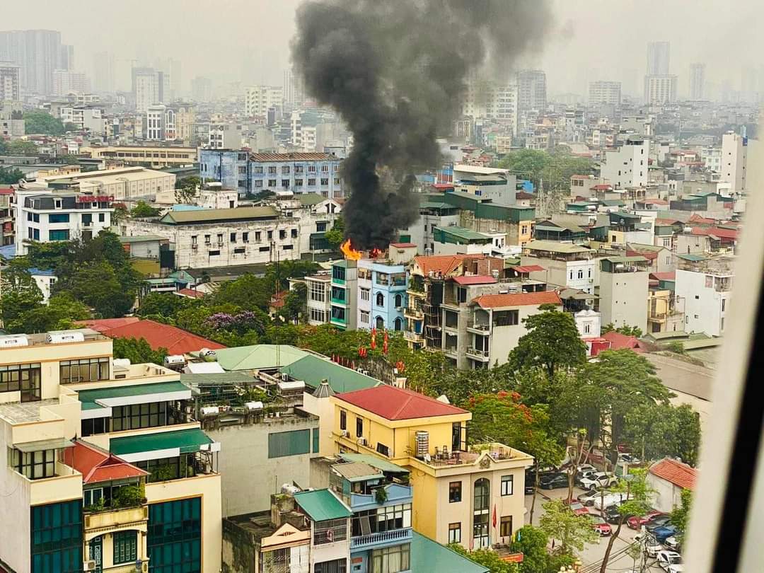 Hà Nội: Cháy lớn ngôi nhà 5 tầng ở Khương Đình lúc rạng sáng - Ảnh 2.