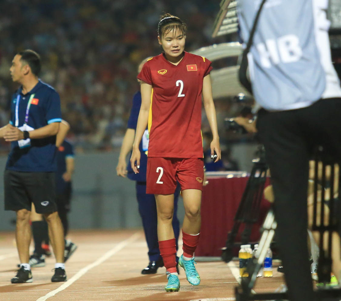Nguyễn Thị Tuyết Dung hai lần đi bóng kỹ thuật khiến cầu thủ Philippines vất vả đuổi theo - Ảnh 12.