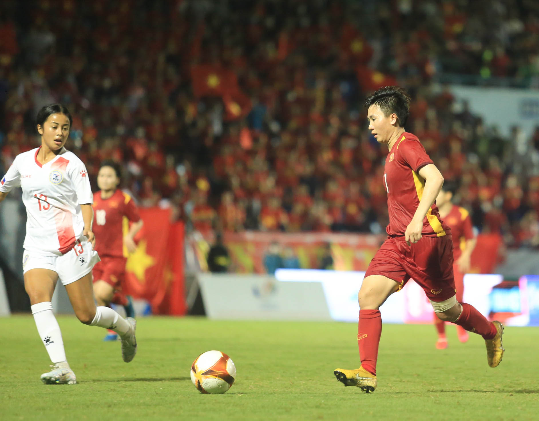 Nguyễn Thị Tuyết Dung hai lần đi bóng kỹ thuật khiến cầu thủ Philippines vất vả đuổi theo - Ảnh 1.