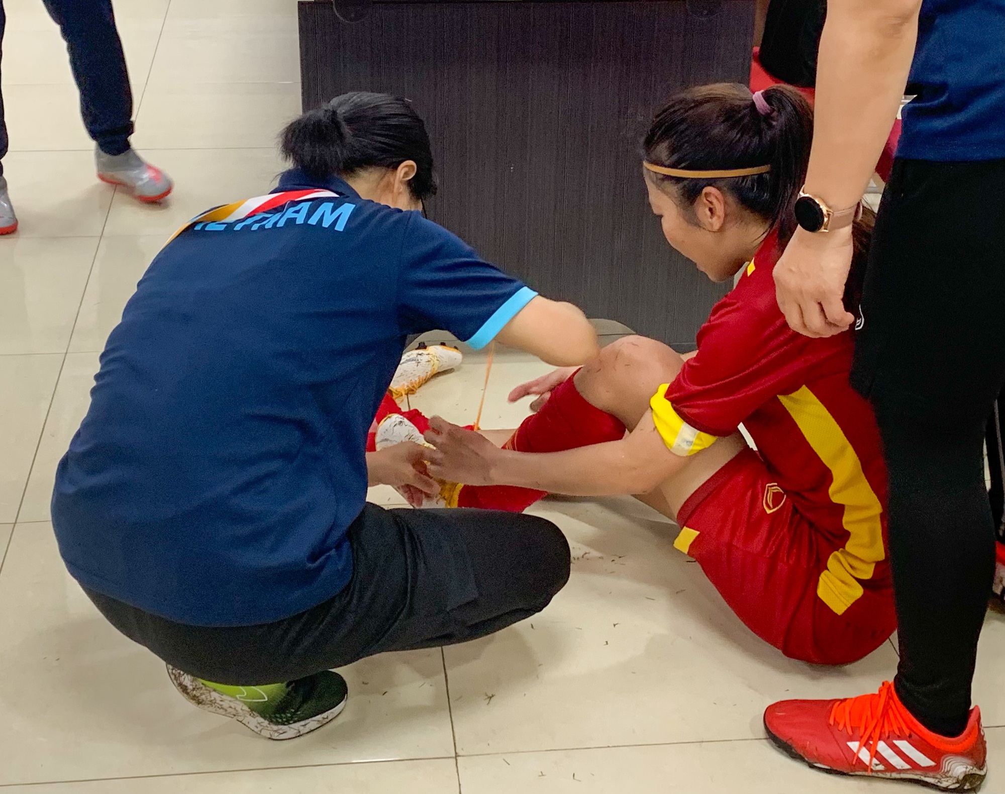 Những khoảnh khắc xúc động phía sau tinh thần thi đấu quật cường của đội tuyển nữ Việt Nam - Ảnh 3.