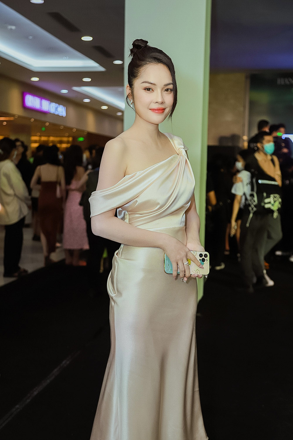 Đến chúc mừng Lý Nhã Kỳ, Hoa hậu Khánh Vân chiếm spotlight với màn &quot;liên hoàn pose dáng&quot; ấn tượng - Ảnh 8.