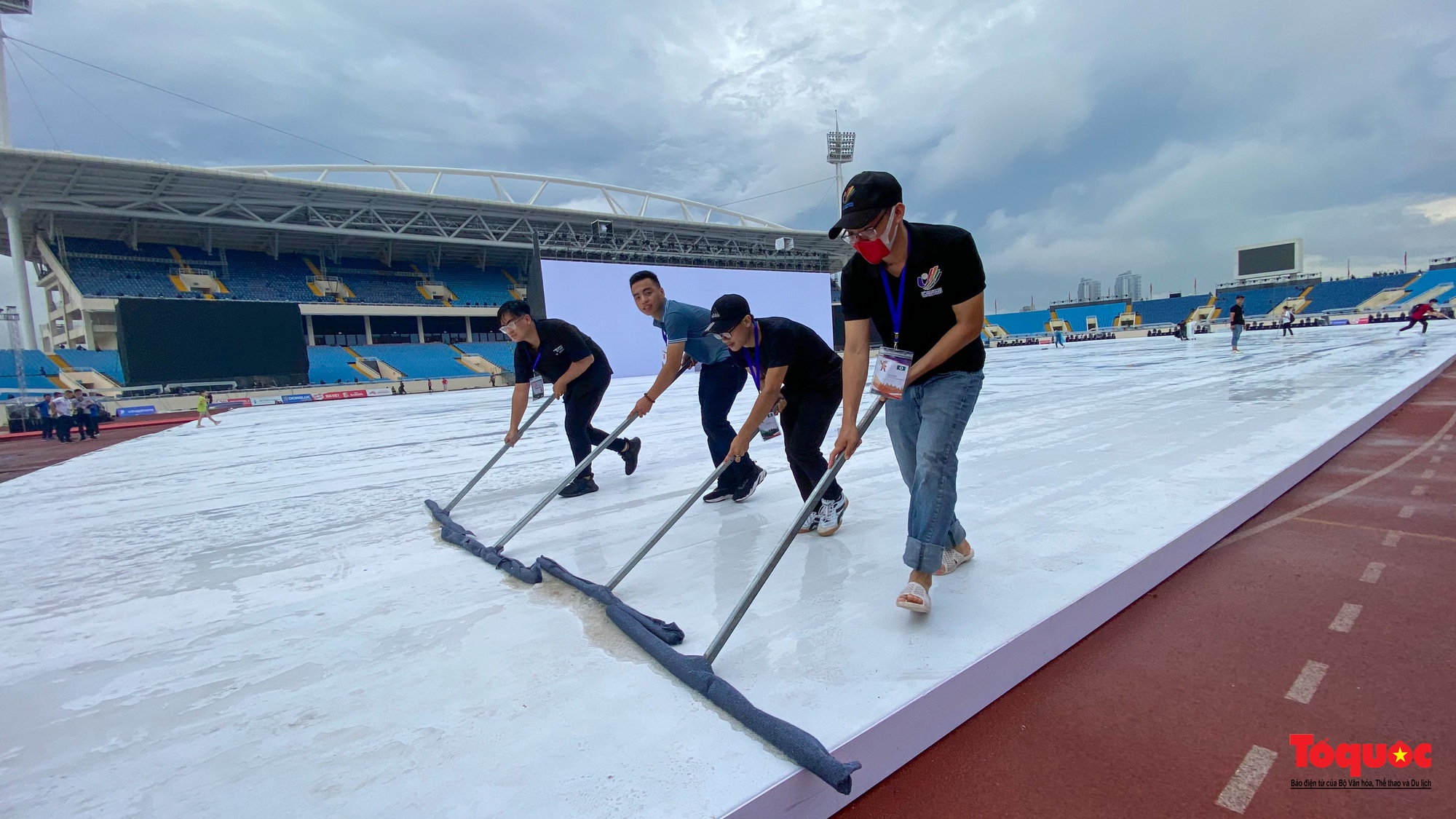 Nhạc sĩ Huy Tuấn cùng hàng trăm tình nguyên viện dọn nước sân khấu khai mạc SEA Games sau cơn mưa lớn - Ảnh 10.