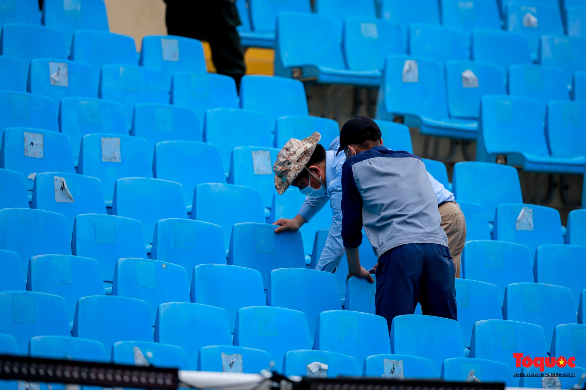 Nhạc sĩ Huy Tuấn cùng hàng trăm tình nguyên viện dọn nước sân khấu khai mạc SEA Games sau cơn mưa lớn - Ảnh 12.