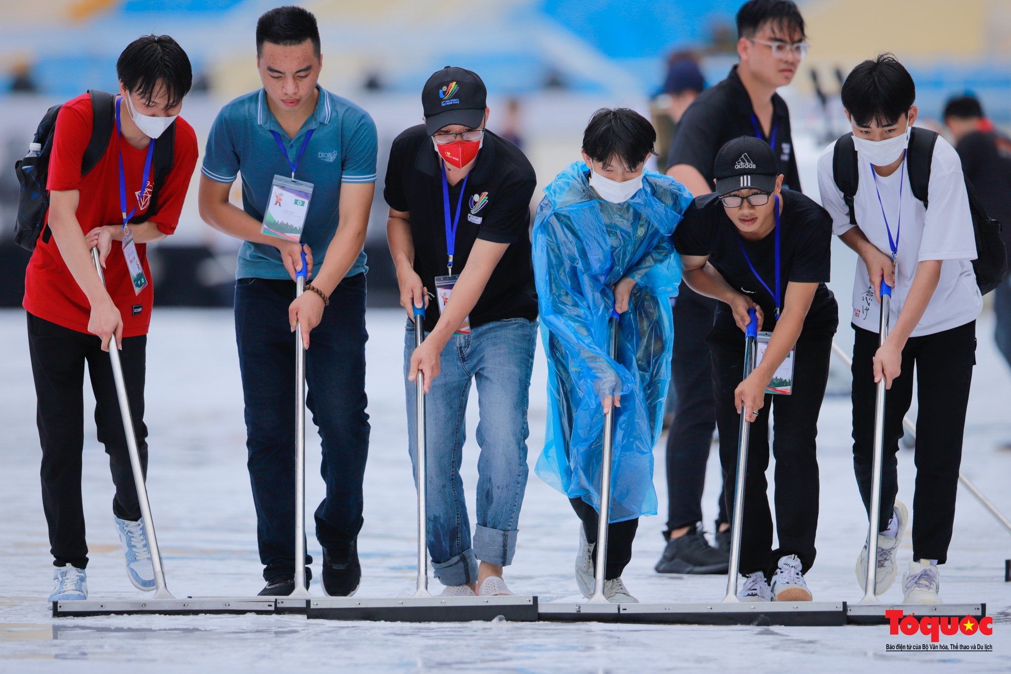 Nhạc sĩ Huy Tuấn cùng hàng trăm tình nguyên viện dọn nước sân khấu khai mạc SEA Games sau cơn mưa lớn - Ảnh 8.