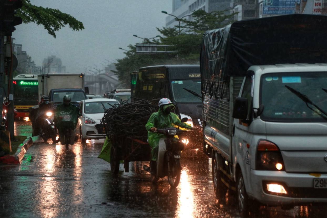 Hà Nội ngay lúc này: Sấm chớp, mưa giông cực mạnh, bầu trời tối đen như nửa đêm  - Ảnh 3.