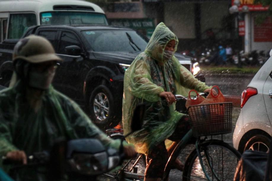 Hà Nội ngay lúc này: Sấm chớp, mưa giông cực mạnh, bầu trời tối đen như nửa đêm  - Ảnh 7.