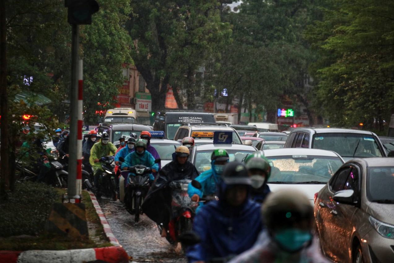 Hà Nội ngay lúc này: Sấm chớp, mưa giông cực mạnh, bầu trời tối đen như nửa đêm  - Ảnh 4.