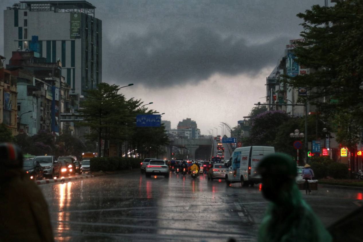 Hà Nội ngay lúc này: Sấm chớp, mưa giông cực mạnh, bầu trời tối đen như nửa đêm  - Ảnh 2.