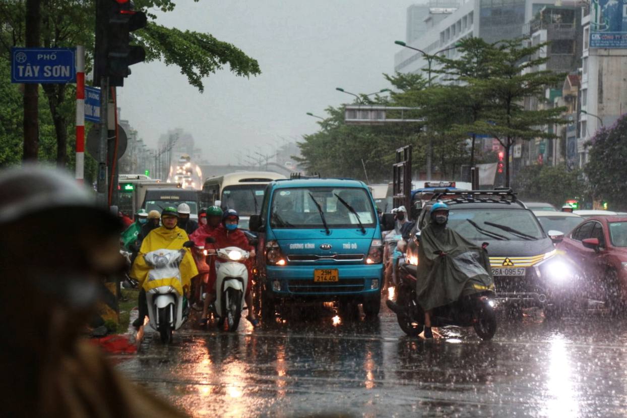 Hà Nội ngay lúc này: Sấm chớp, mưa giông cực mạnh, bầu trời tối đen như nửa đêm  - Ảnh 5.