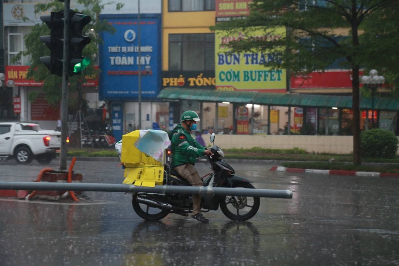 Hà Nội ngay lúc này: Sấm chớp, mưa giông cực mạnh, bầu trời tối đen như nửa đêm  - Ảnh 6.