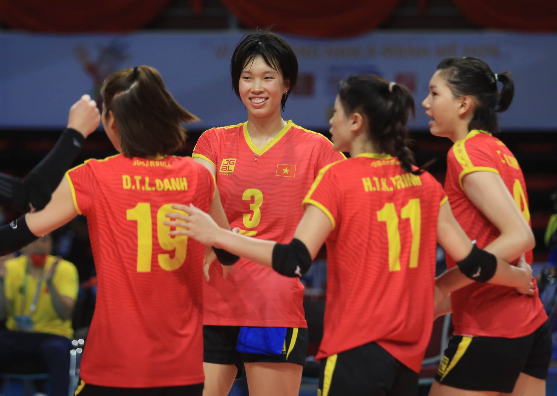Bóng chuyền nữ Việt Nam ra quân SEA Games 31 thắng lợi, &quot;hạ gục&quot; đối thủ Indonesia  - Ảnh 5.