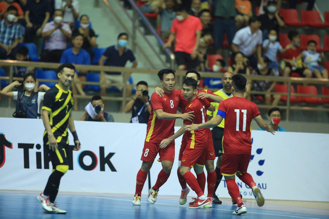 Ngược dòng thắng 7-1 trước Malaysia, tuyển Việt Nam sống lại cơ hội giành HCV SEA Games - Ảnh 2. Ngược dòng thắng 7-1 trước Malaysia, tuyển Việt Nam sống lại cơ hội giành HCV SEA Games - Ảnh 2.