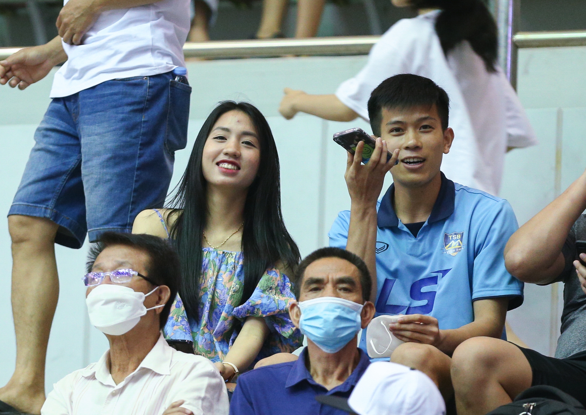 Trần Thị Duyên cùng khán giả phủ kín khán đài trong ngày futsal Việt Nam đại thắng - Ảnh 1.