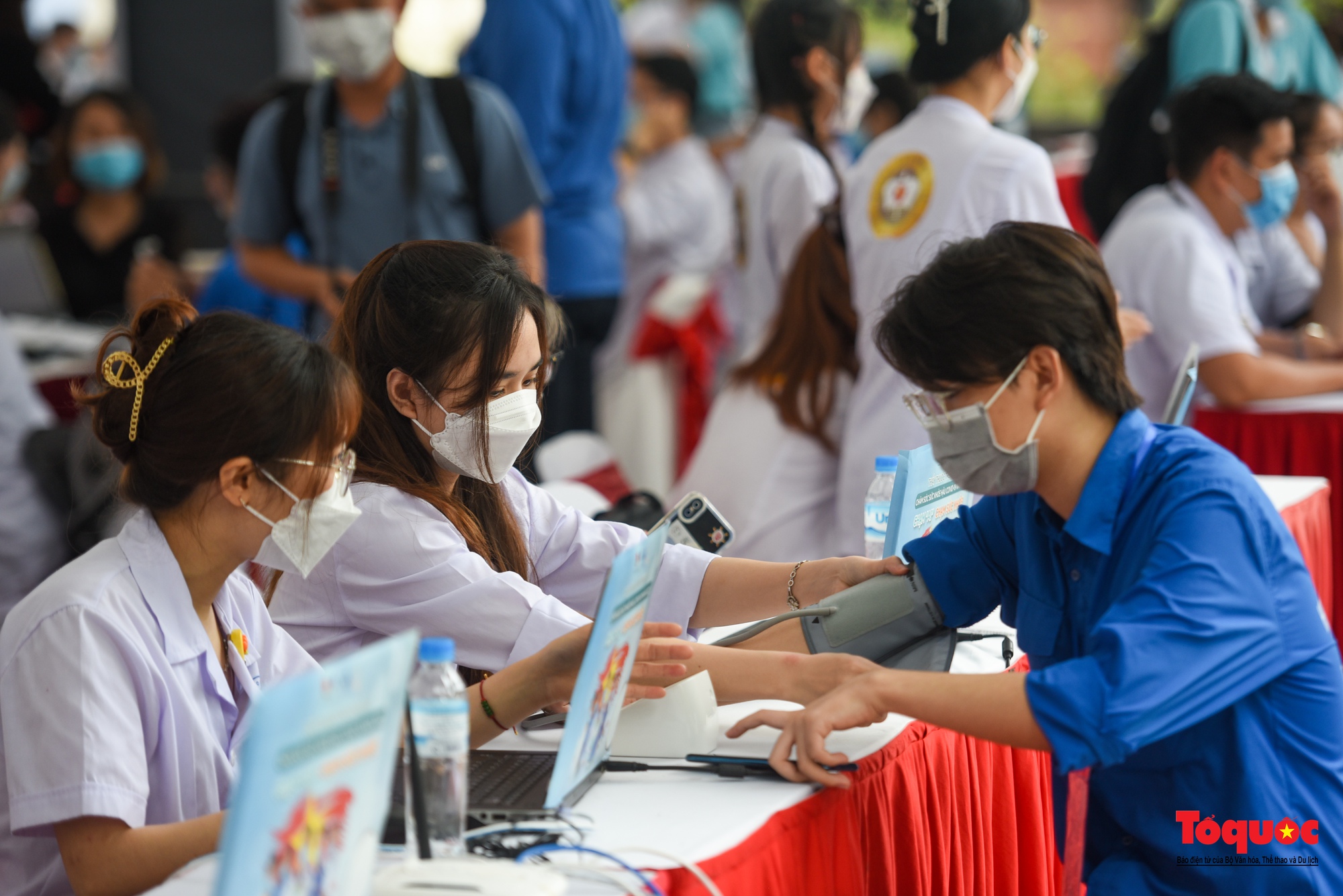 Hà Nội: Khám sức khỏe miễn phí cho hơn 3000 tình nguyện viên SEA Games 31 - Ảnh 2.