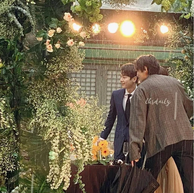 Dàn nam thần Kbiz khi đi đám cưới: Hyun Bin, Song Joong Ki trông thế nào mà chiếm luôn spotlight của nhân vật chính? - Ảnh 5.