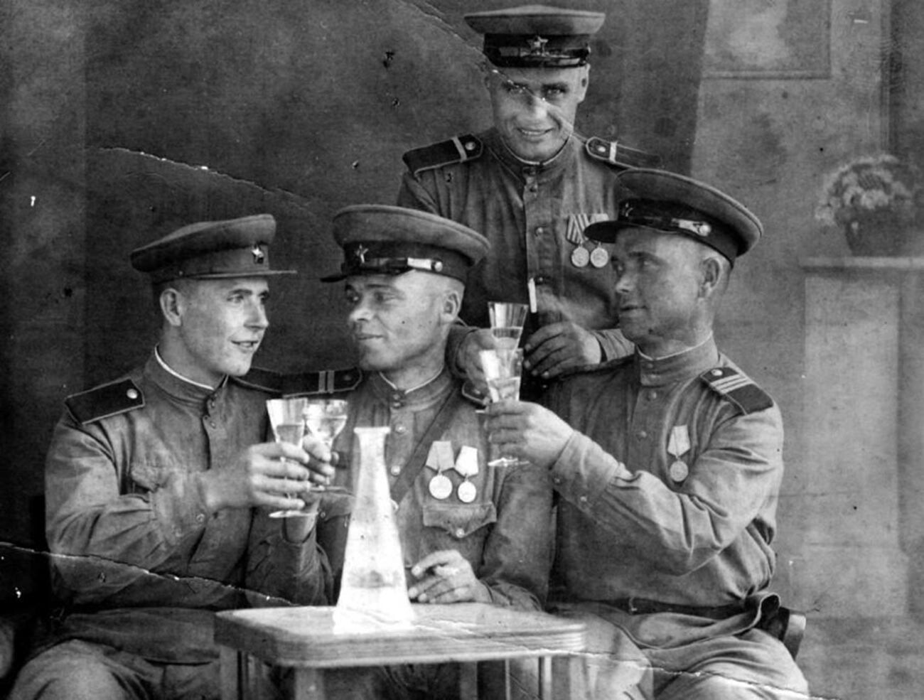 Rượu vodka đã giúp binh sĩ Nga đánh bại Đức Quốc xã như thế nào? - Ảnh 2.